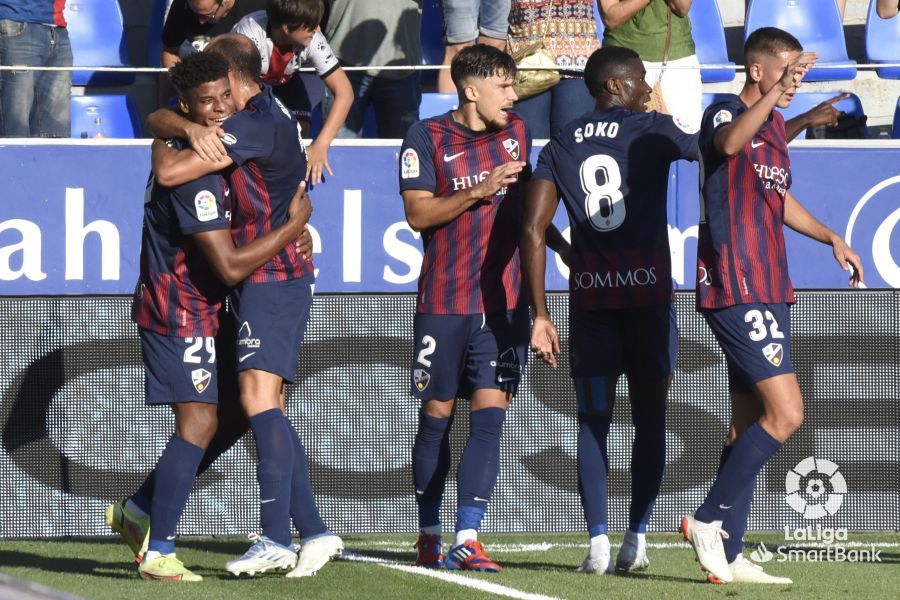 Partido entre el Huesca y el Ibiza en El Alcoraz. Foto La Liga 