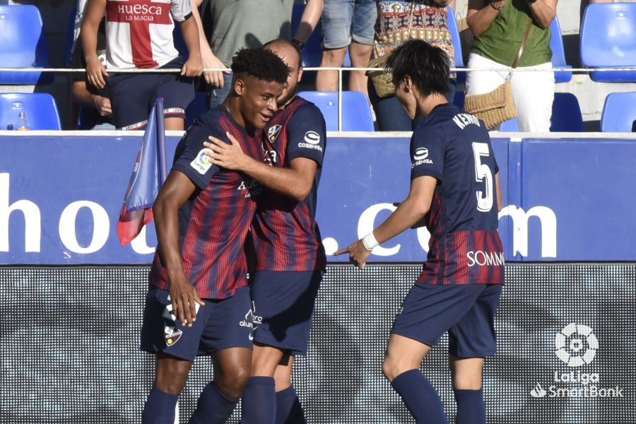 Partido entre el Huesca y el Ibiza en El Alcoraz. Foto La Liga 