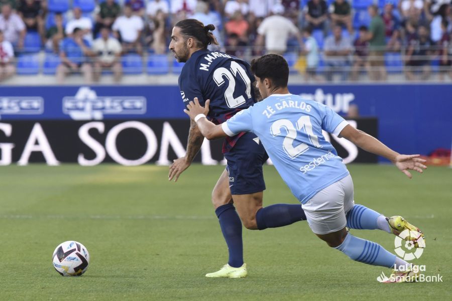 Partido entre el Huesca y el Ibiza en El Alcoraz. Foto La Liga 