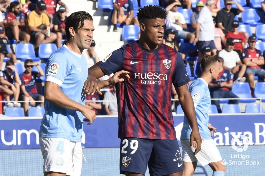 Partido entre el Huesca y el Ibiza en El Alcoraz. Foto La Liga 
