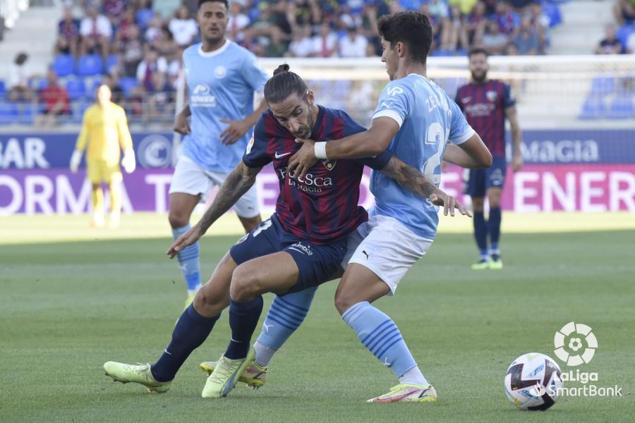Partido entre el Huesca y el Ibiza en El Alcoraz. Foto La Liga 