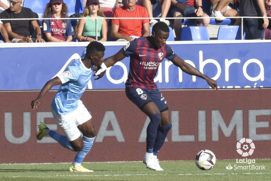 Partido entre el Huesca y el Ibiza en El Alcoraz. Foto La Liga 