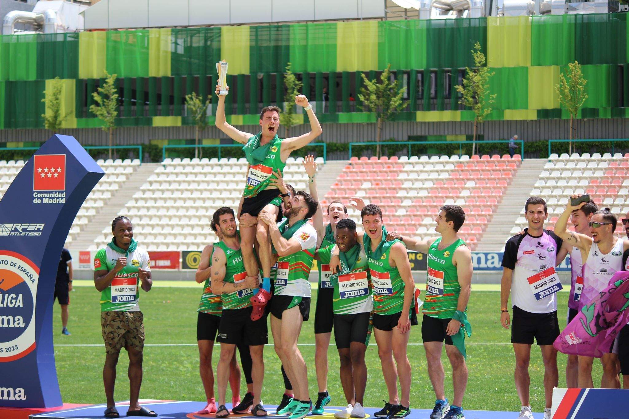 Un podio que vale un ascenso.