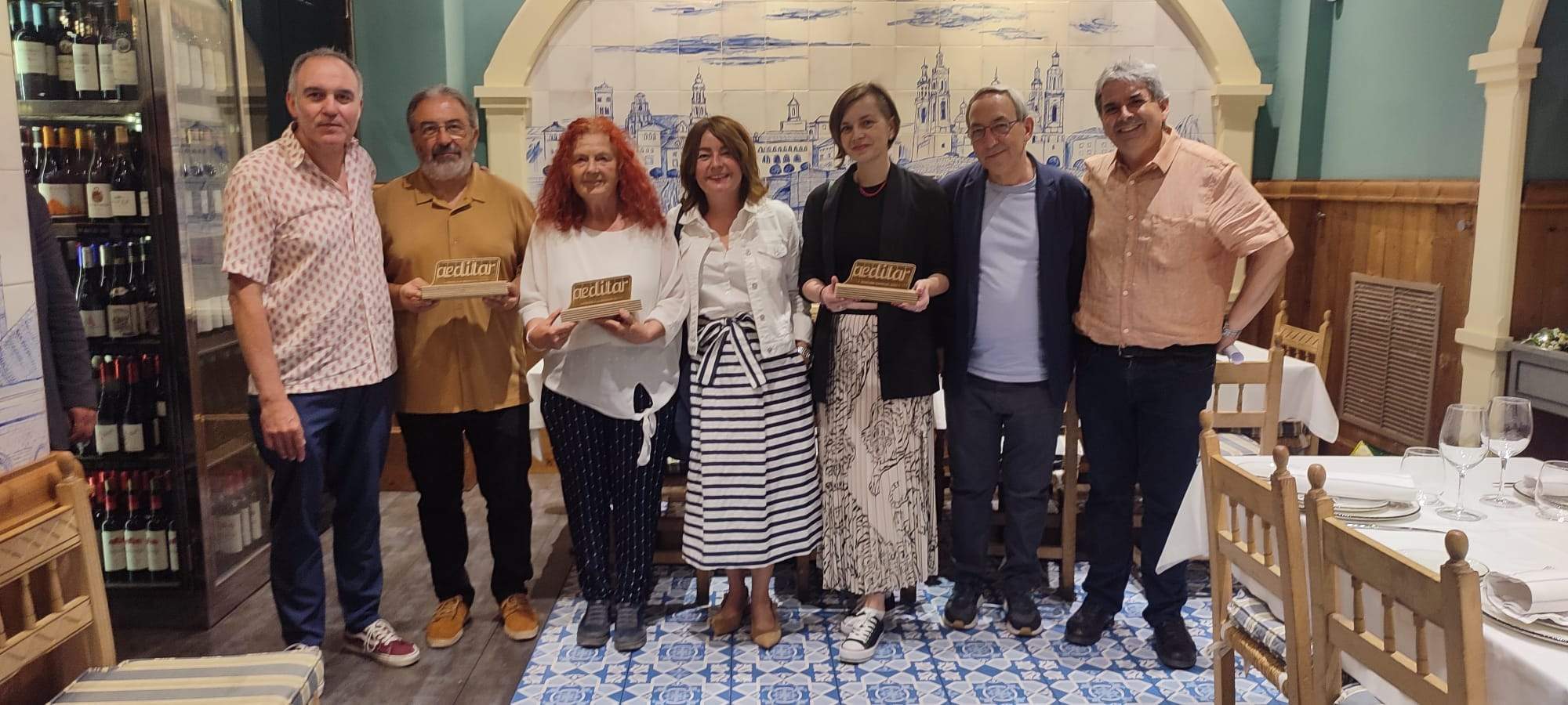 Los galardonados con responsables de Aeditar. La Anónima y José Luis Acín reciben el cariño del gremio de editores Los galardonados con responsables de Aeditar. La Anónima y José Luis Acín reciben el cariño del gremio de editores