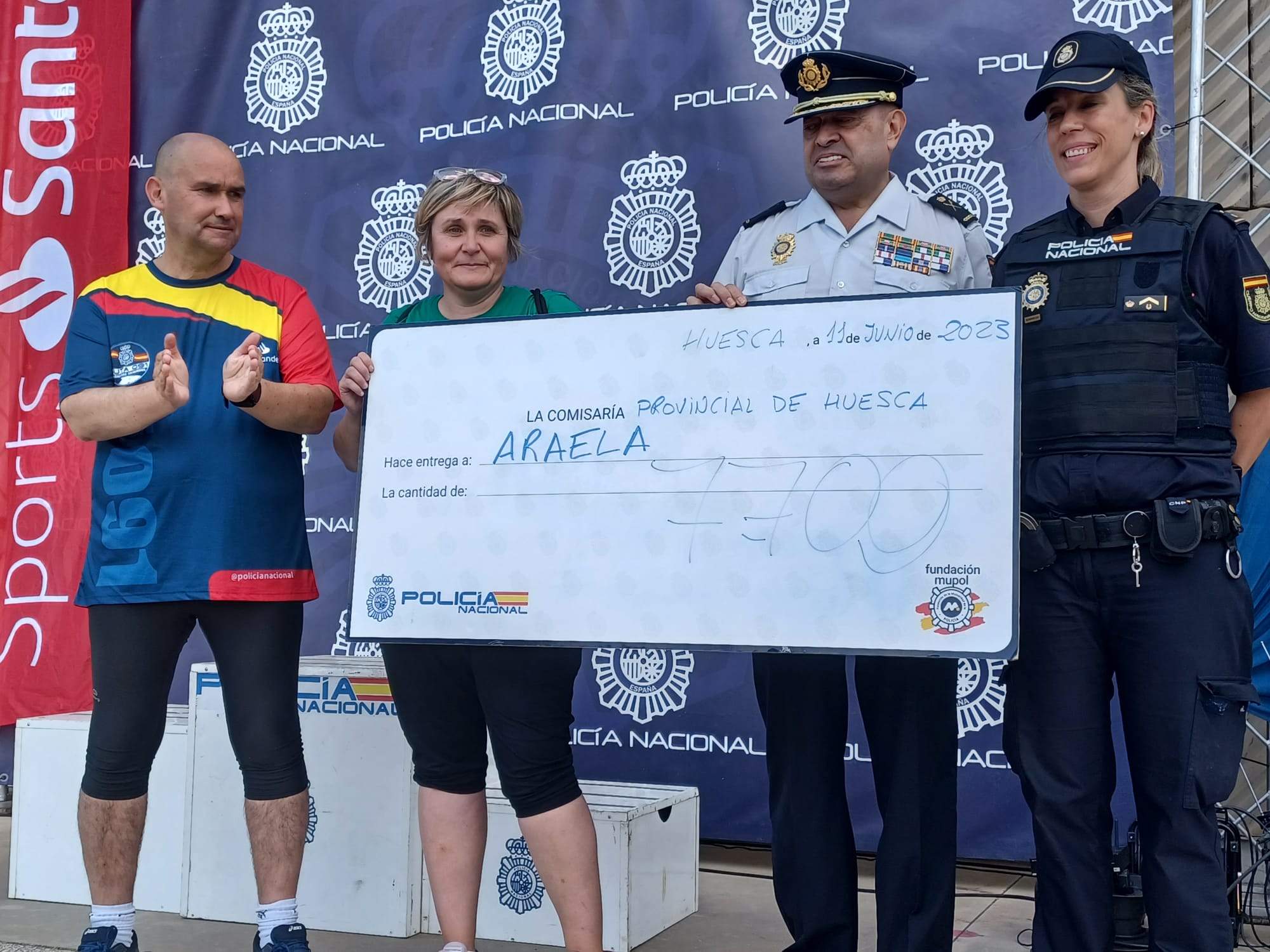 Carrera Ruta 091 en Huesca en favor de los enfermos de ELA, el dinero recaudado. Foto Myriam Martínez