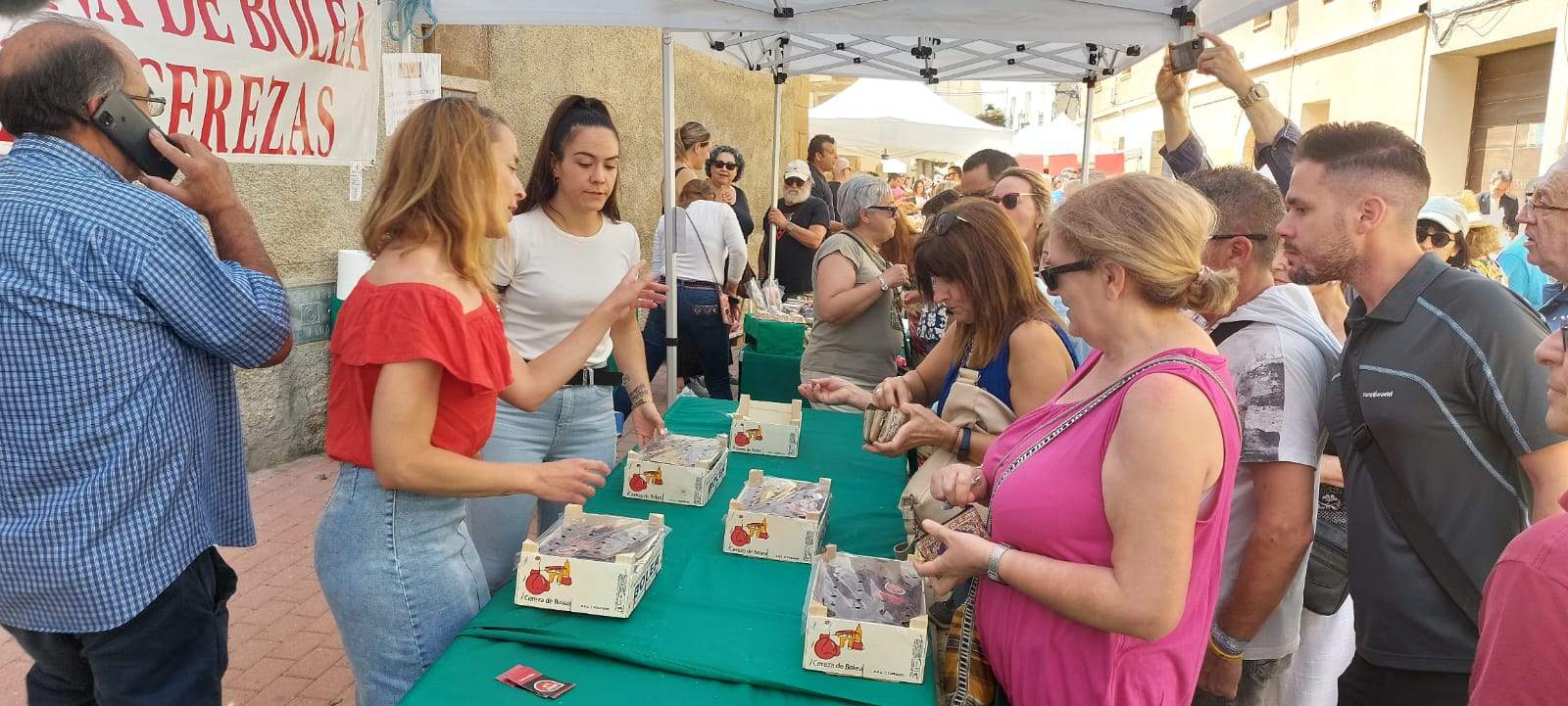 Puesto de la Cooperativa en la Feria de la Cereza de Bolea el pasado domingo 11 de junio.
