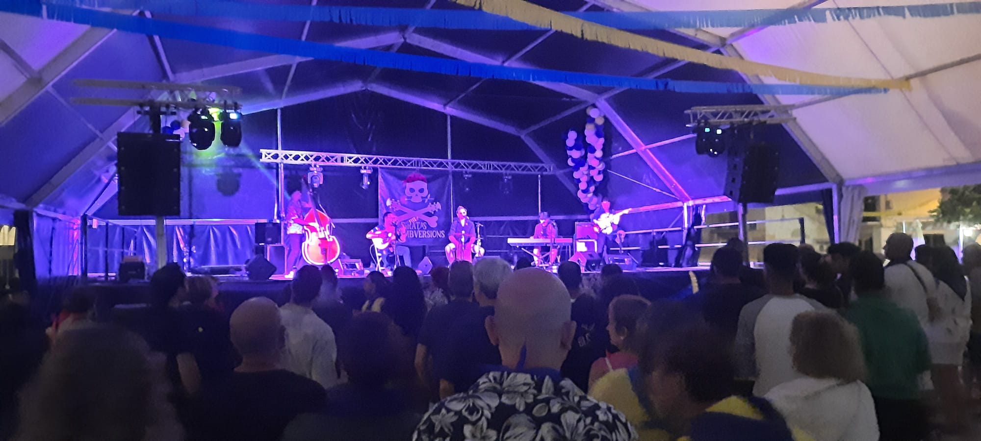 Leti-Rumba con Piratas Rumbersions en concierto. Foto Ayuntamiento de Ayerbe