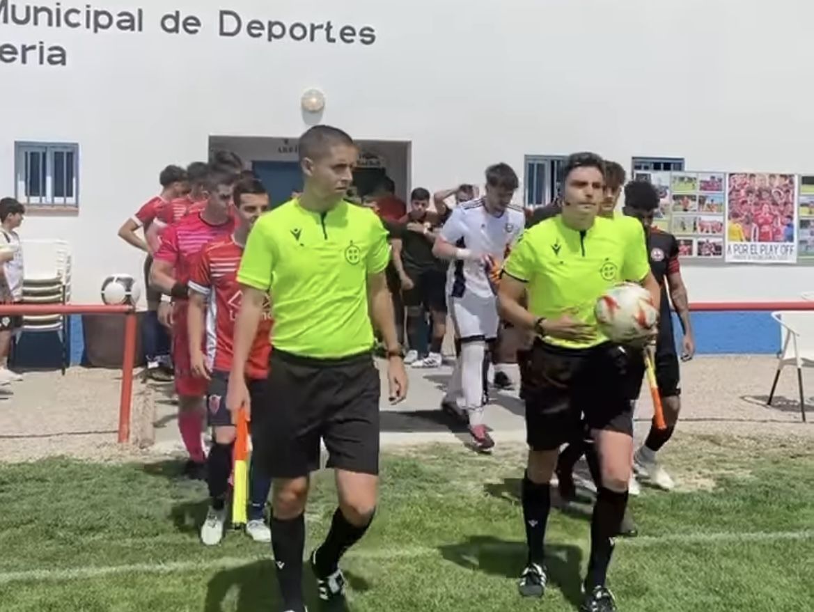 Salida de colegiados y jugadores al terreno de juego en el Tardienta 2-0 Inter de Huesca.