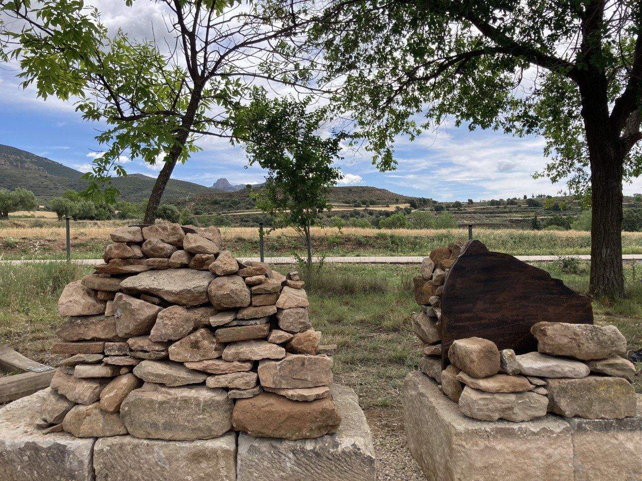 Instalación con la silueta de Salto de Roldán al fondo