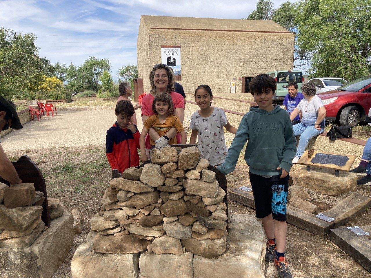 Niños y niñas con el juego finalizado por la otra cara de la obra