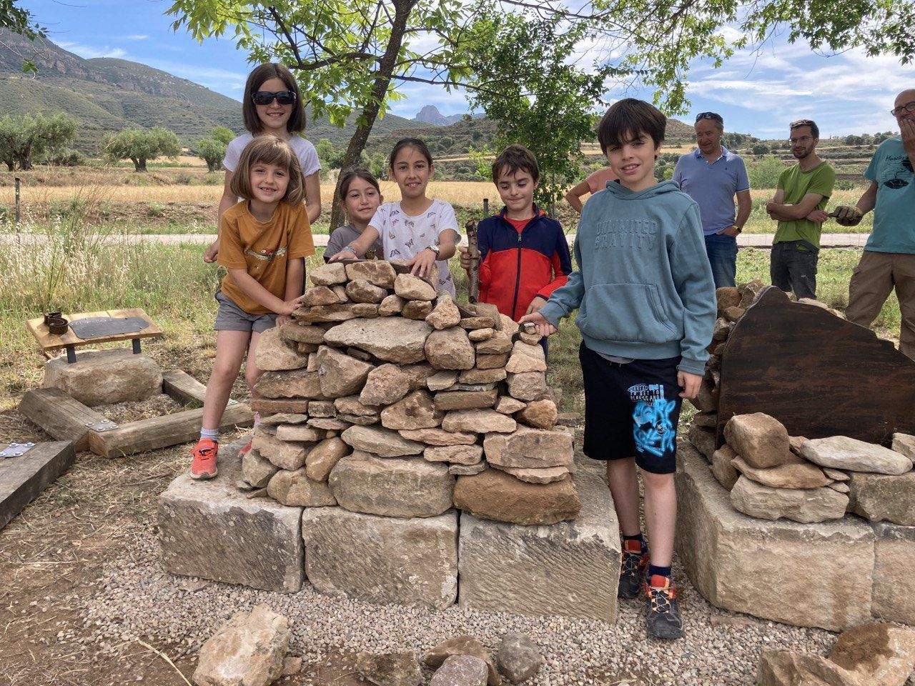 Niños y niñas con el juego finalizado