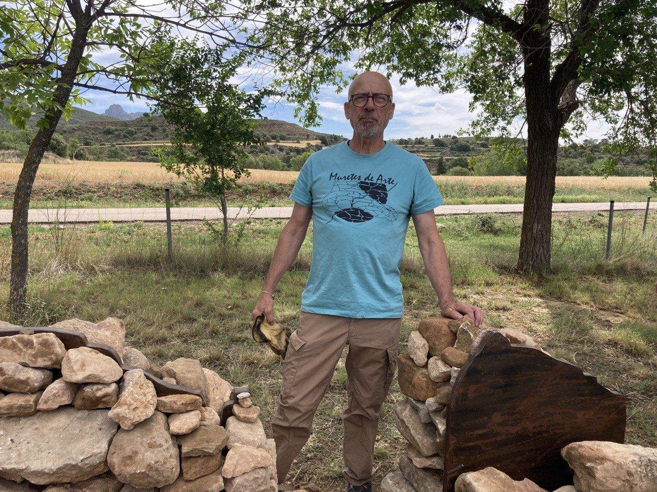 Paco Puch junto a su obra