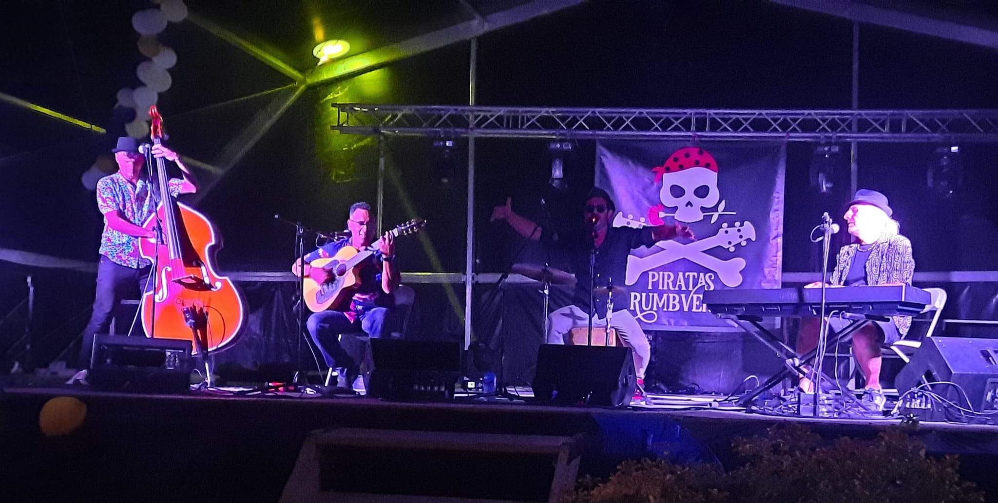 Leti-Rumba con Piratas Rumbersions en concierto. Foto Ayuntamiento de Ayerbe
