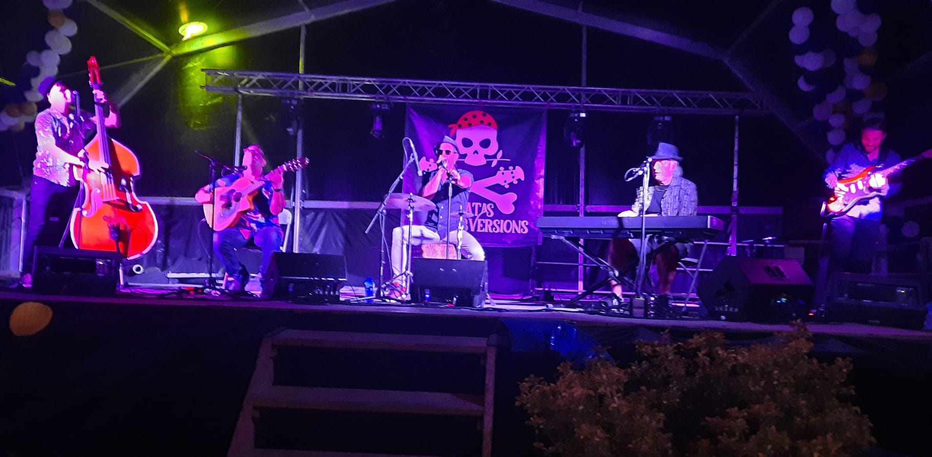 Leti-Rumba con Piratas Rumbersions en concierto. Foto Ayuntamiento de Ayerbe