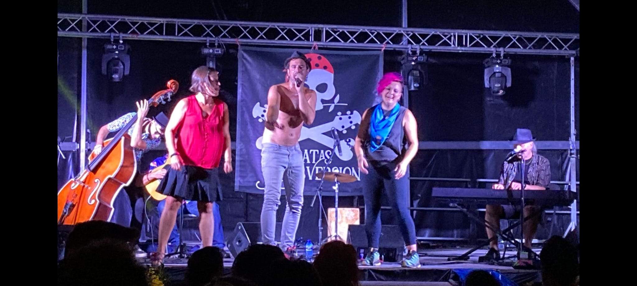 Leti-Rumba con Piratas Rumbersions en concierto. Foto Ayuntamiento de Ayerbe