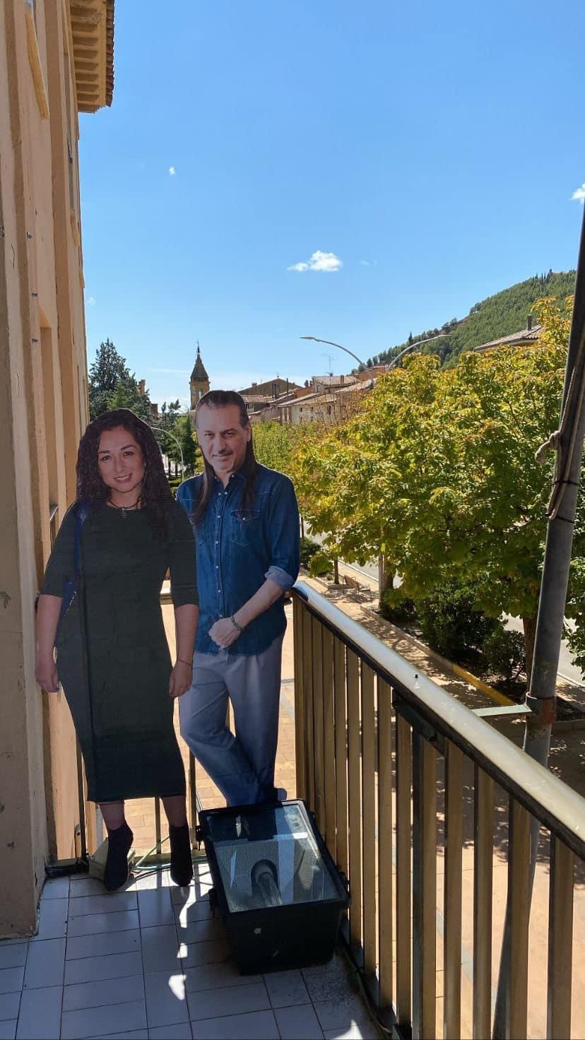 El "acartonado" dúo Camela, en el balcón del Ayuntamiento. Foto Ayuntamiento de Ayerbe