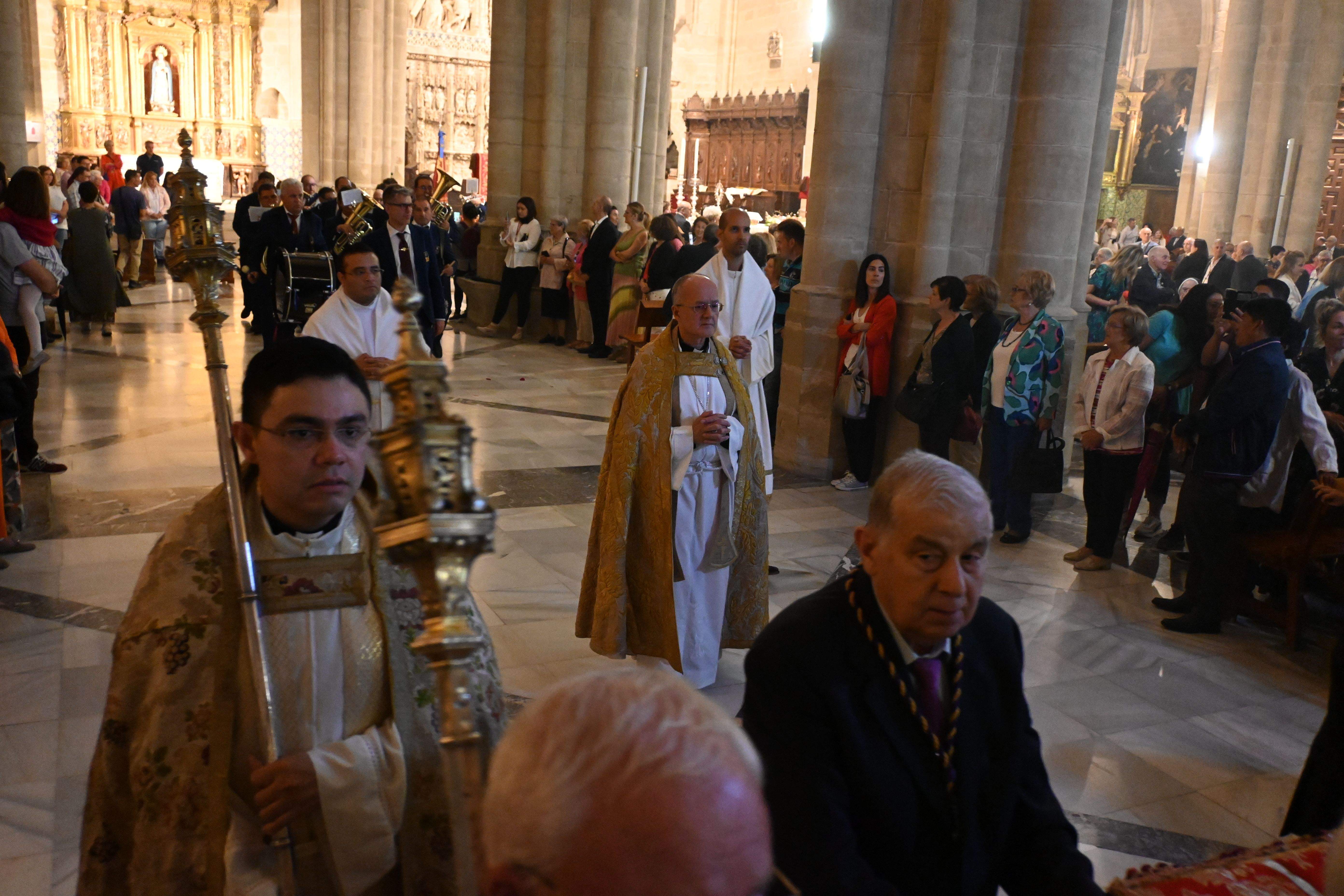 La Catedral acoge la multitudinaria misa y procesión del Corpus Christi ...