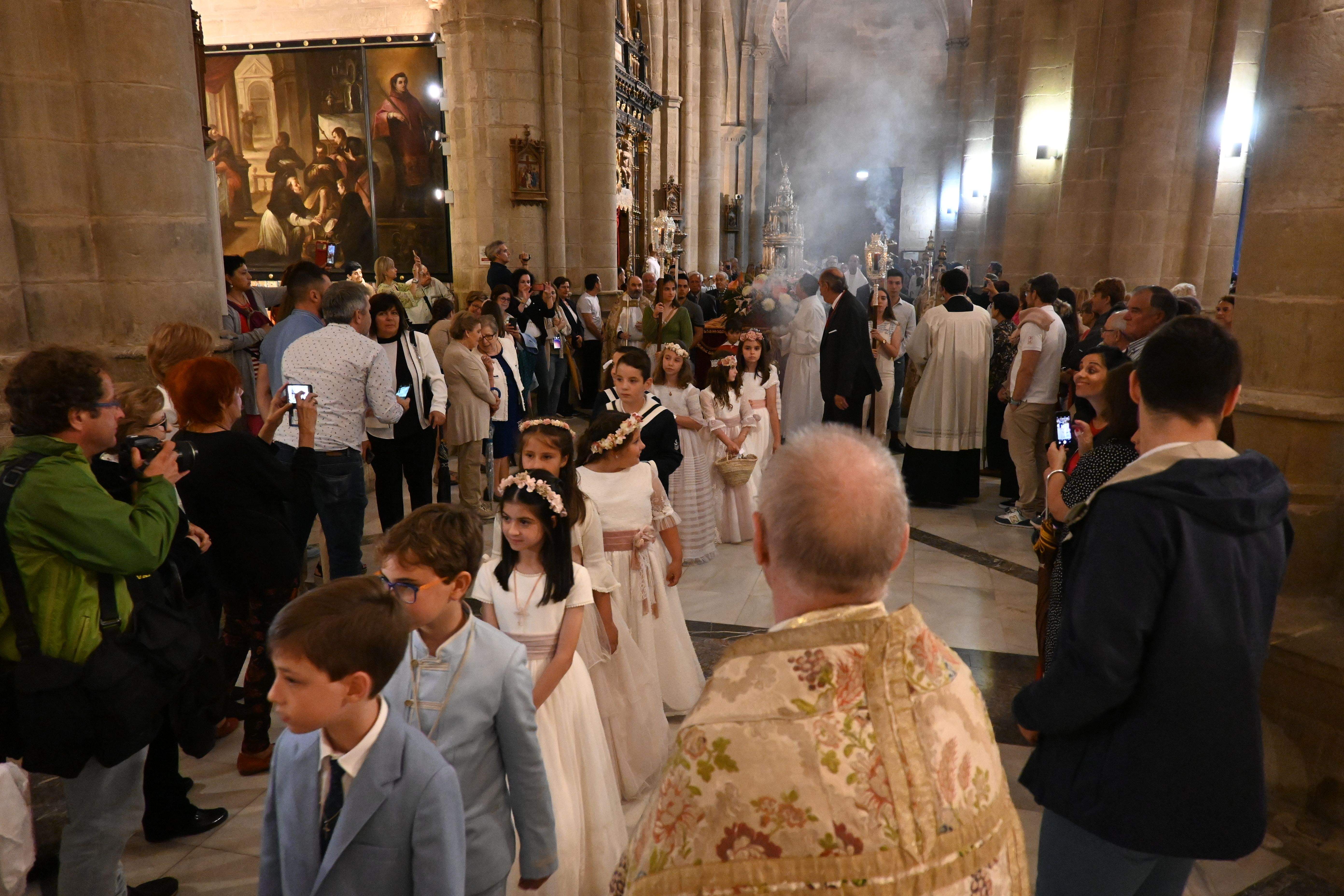 La Catedral acoge la multitudinaria misa y procesión del Corpus Christi ...