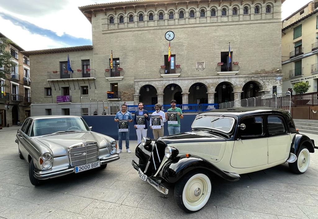 Momento de la presentación de la la XIV Concentración de Vehículos Clásicos en la plaza Mayor.