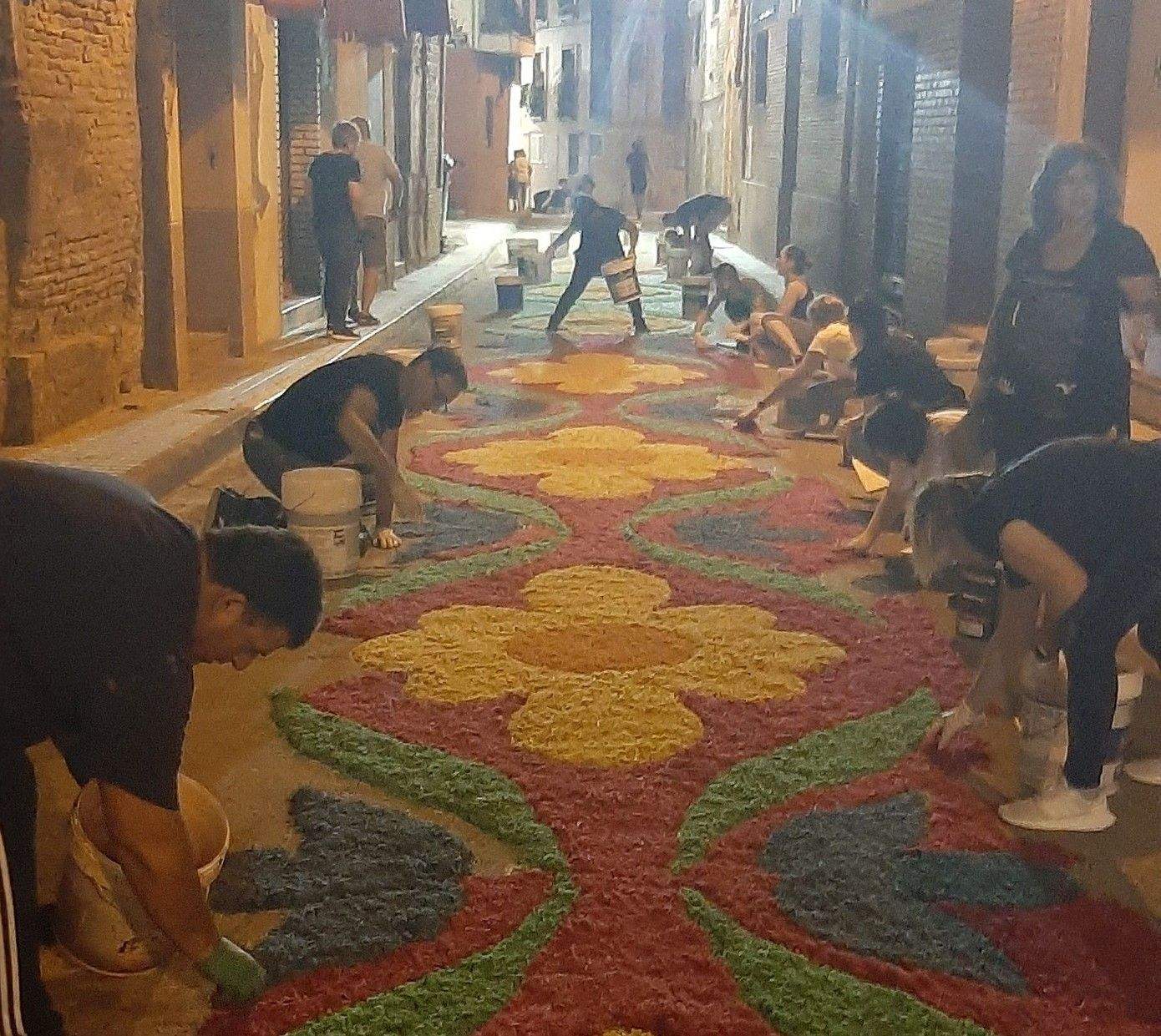 Creando alfombras del Corpus en Tamarite de Litera.