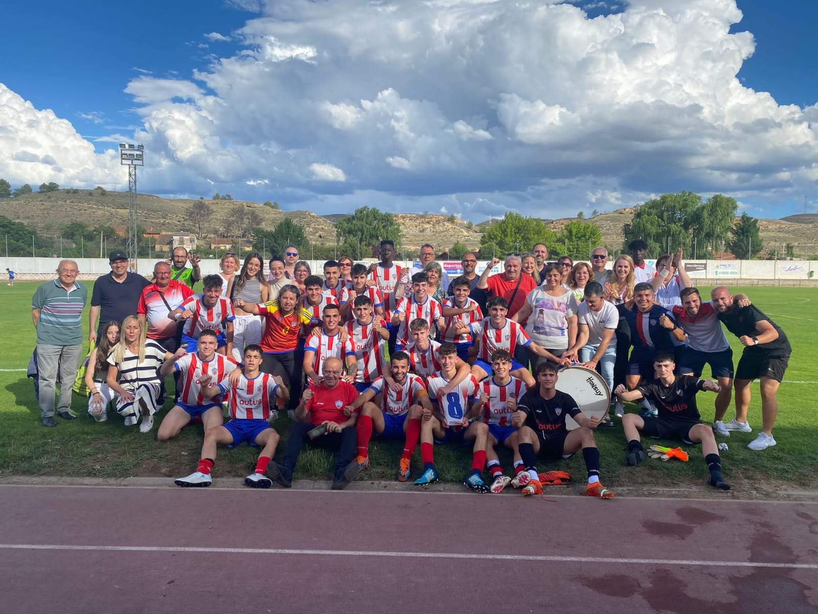 Los jugadores juveniles del Monzón celebran el ascenso de categoría. 