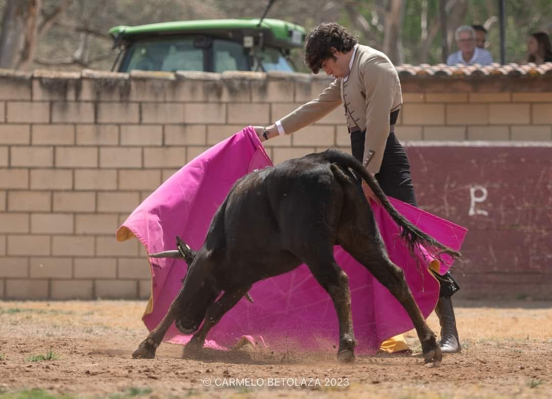 Jorge Mallén, uno de los novilleros oscenses que participarán en la clase práctica de Barbastro, en un tentadero esta temporada. Foto Carmelo Betolaza