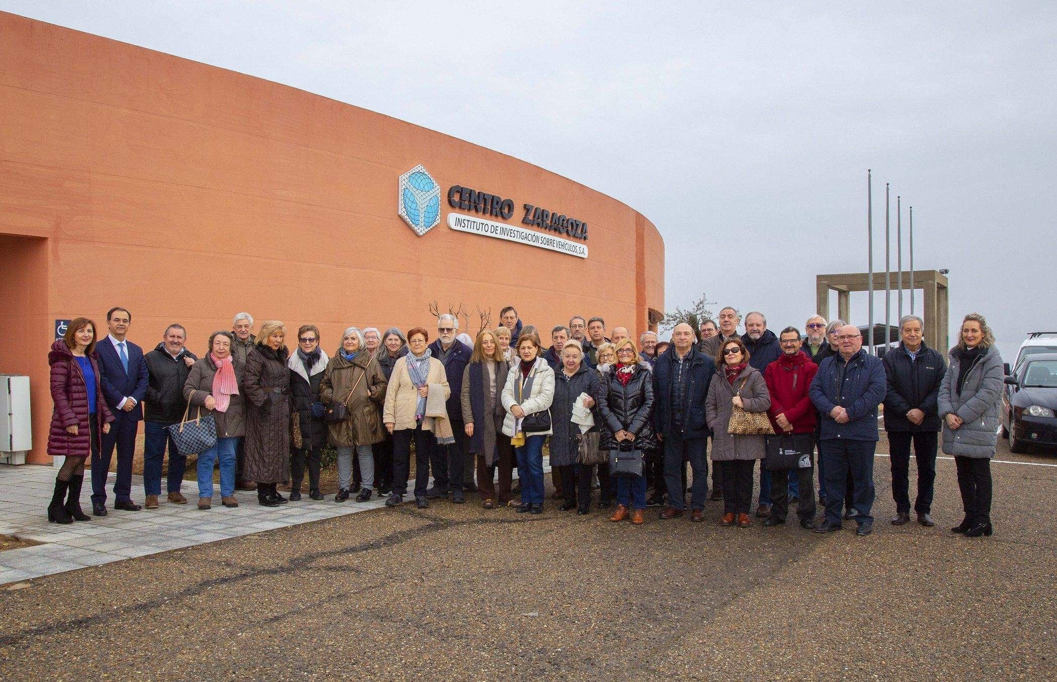 Alumnos de la Universidad de la Experiencia de Monzón en una visita al Instituto de investigación sobre vehículos.