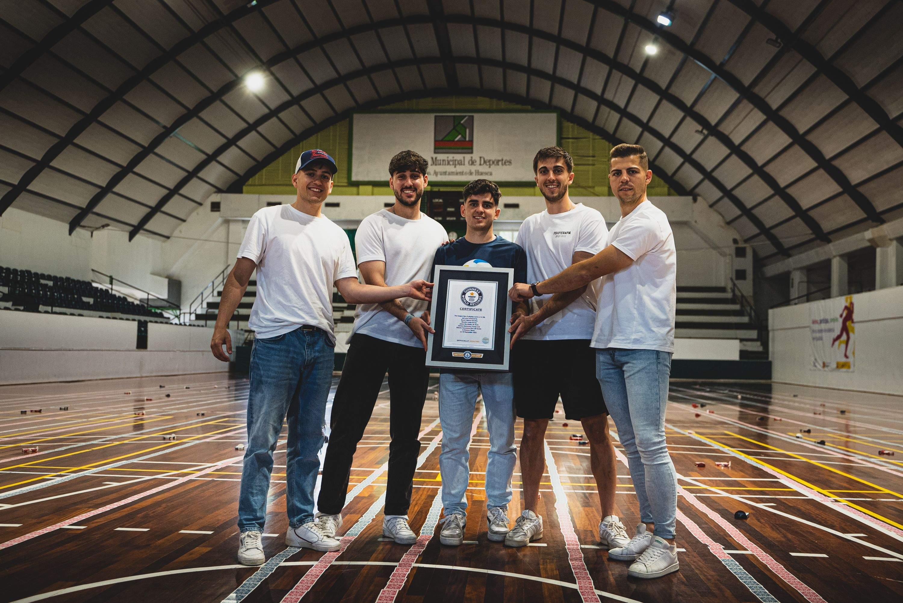 Los cinco oscenses, con David Cabrero en el centro, con el título de Guinness World Record.