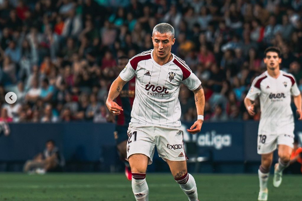 Escriche conduce un balón en un partido con el Albacete.