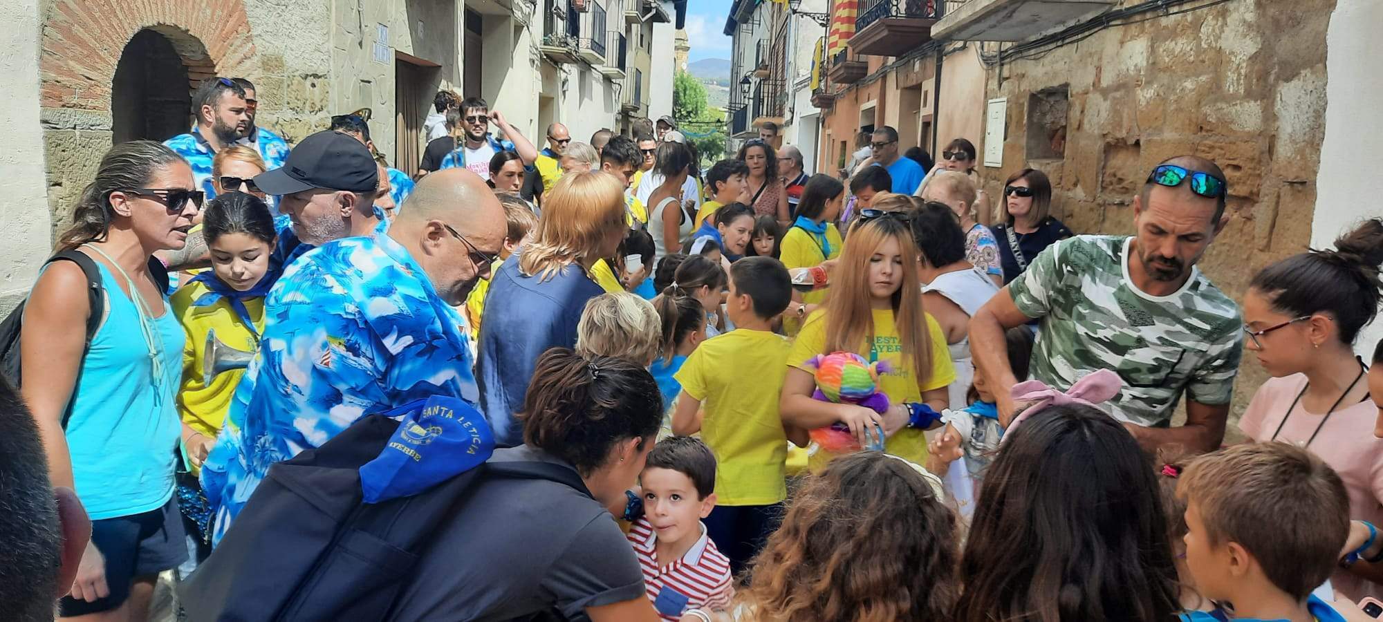 Charanga pasacalles con los cabezudos, visitando a 4 de las Reinas infantiles. Foto Ayuntamiento de Ayerbe