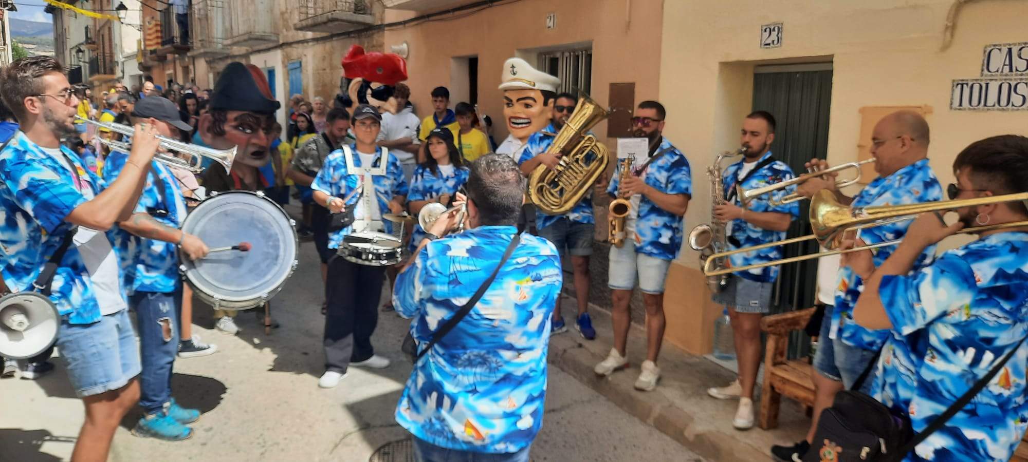 Charanga y cabezudos rondando a las Reinas. Foto Ayuntamiento de Ayerbe