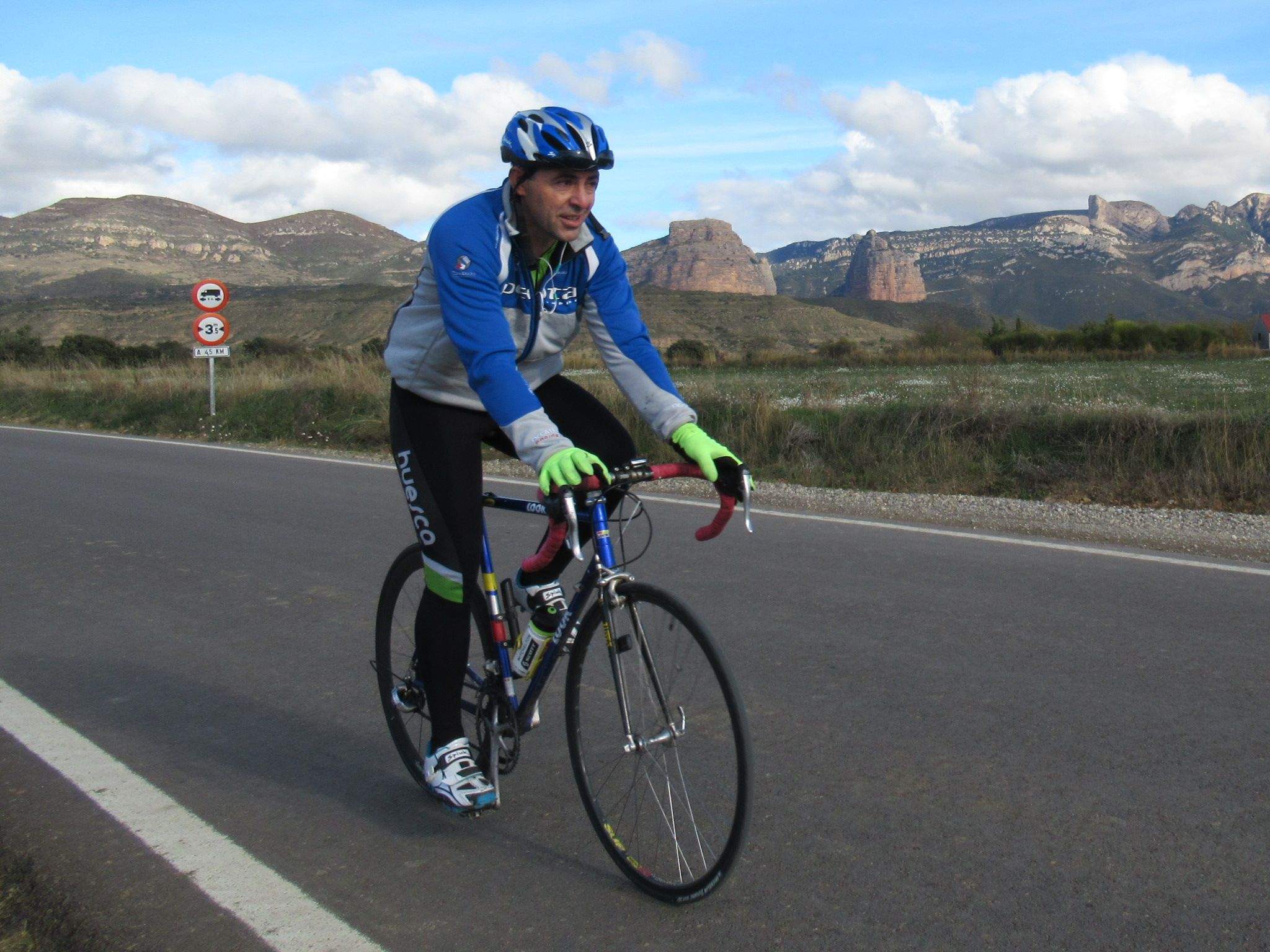 Alberto Roig con el salto de Roldán al fondo