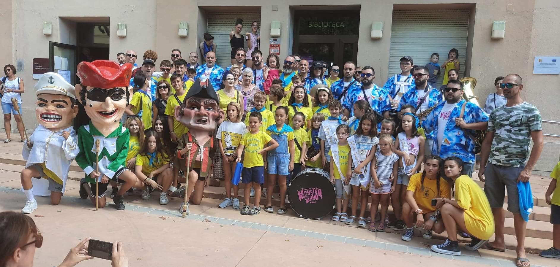 Foto de familia,  charanga, cabezudos, y los últimos valientes que quedaron en el recorrido. Foto Ayuntamiento de Ayerbe