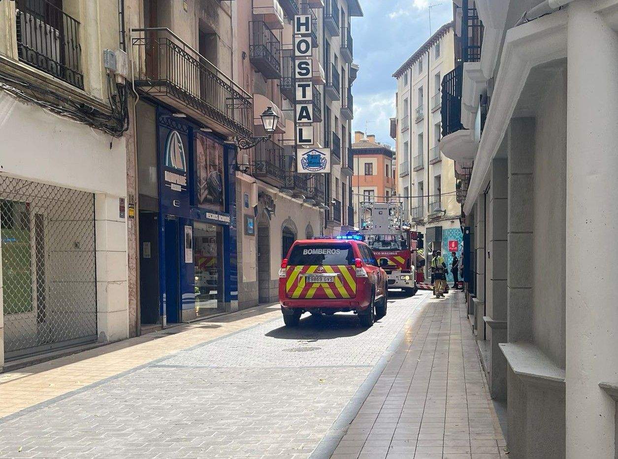 Los bomberos han accedido por el balcón a la vivienda donde han encontrado al hombre fallecido.