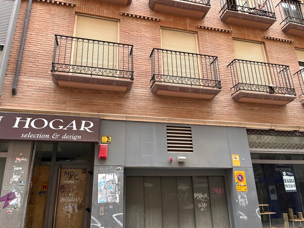 Edificio donde ha sido encontrado muerto un vecino de Huesca que vivía solo.