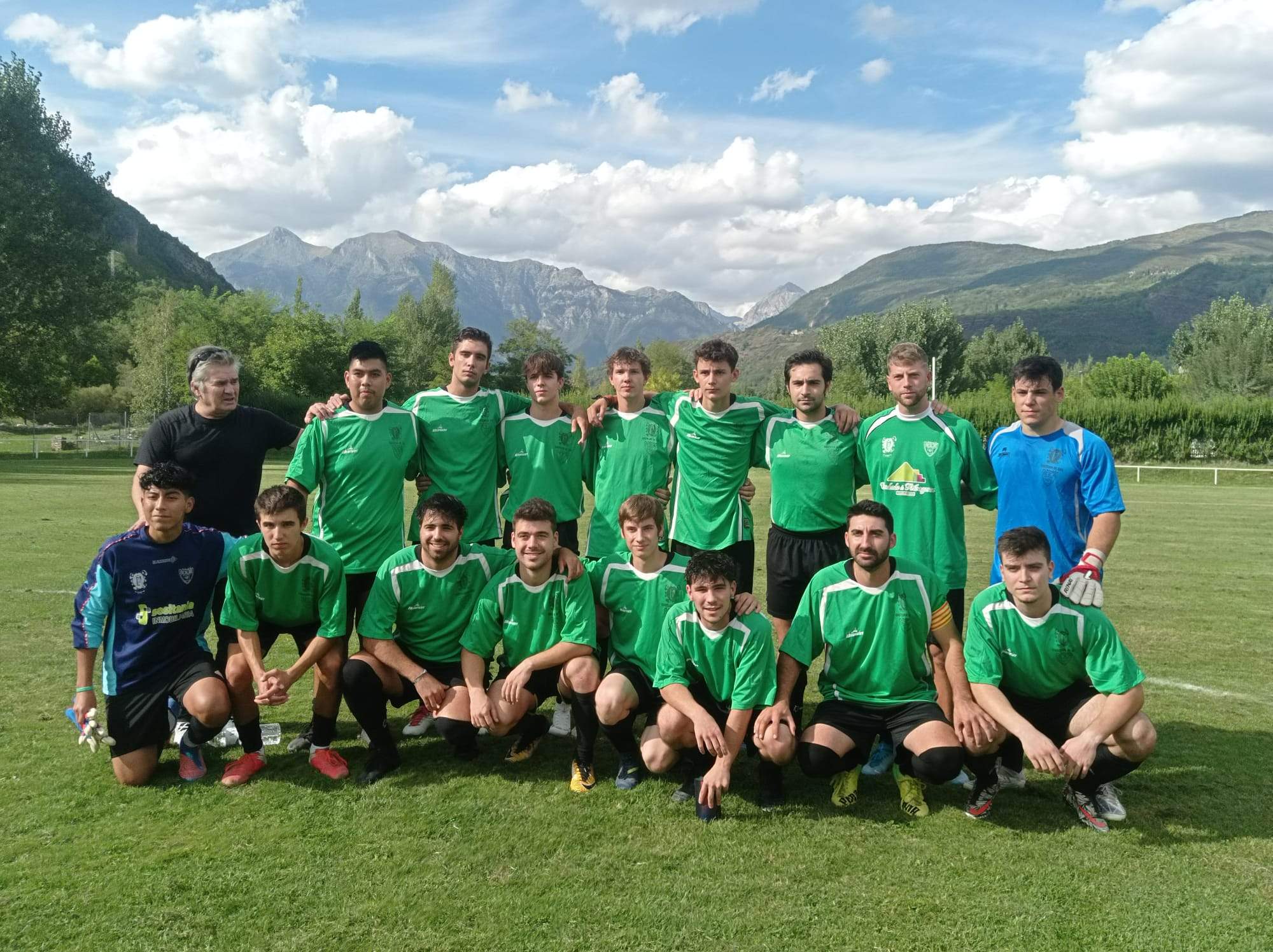 La plantilla de la UD Montañesa en su primer amistoso de la pretemporada ante el Deportivo Sobrarbe.