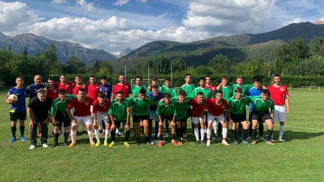 Foto de familia con los jugadores de la Montañesa y Deportivo Sobrarbe en el amistoso del domingo. Foto de familia con los jugadores de la Montañesa y Deportivo Sobrarbe en el amistoso del domingo.