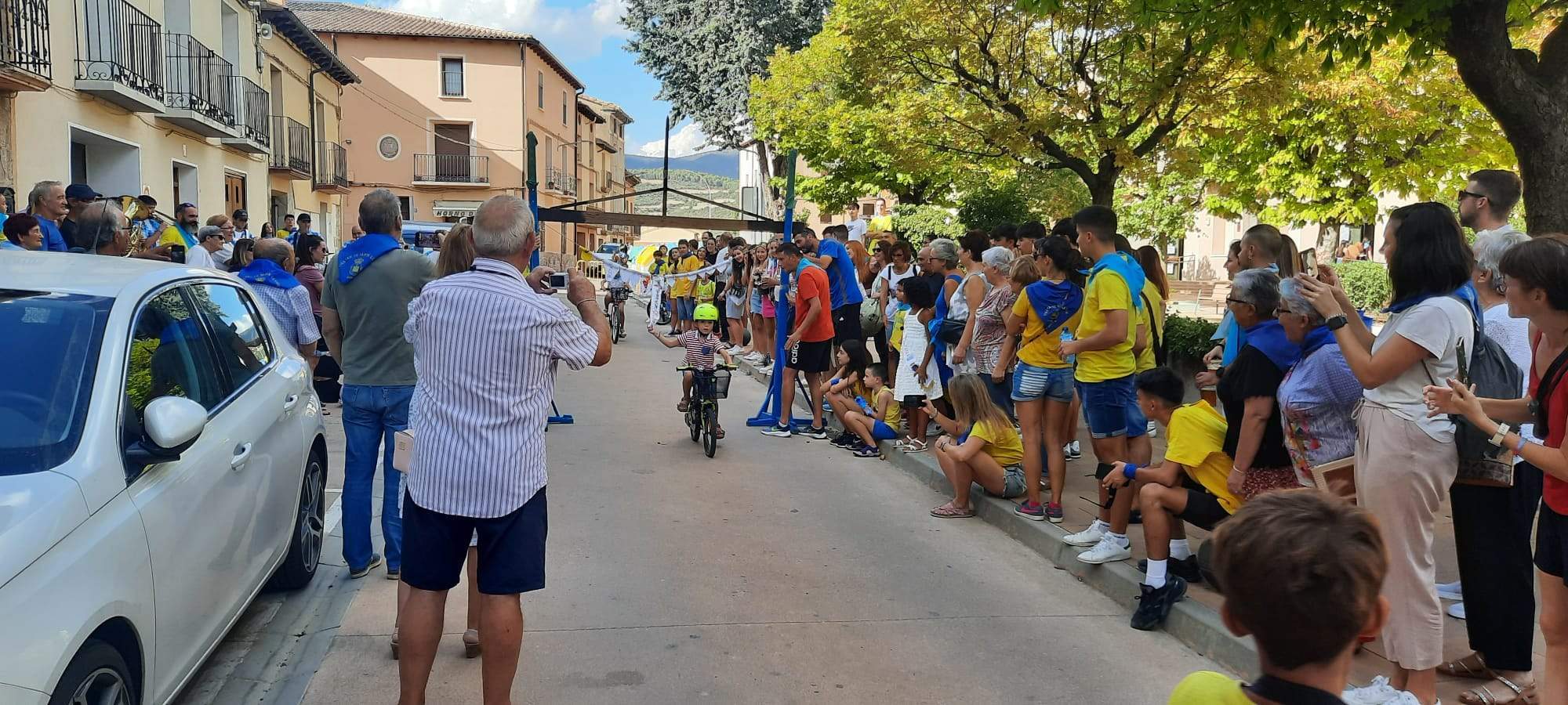 La primera cinta cogida. Foto Ayuntamiento de Ayerbe