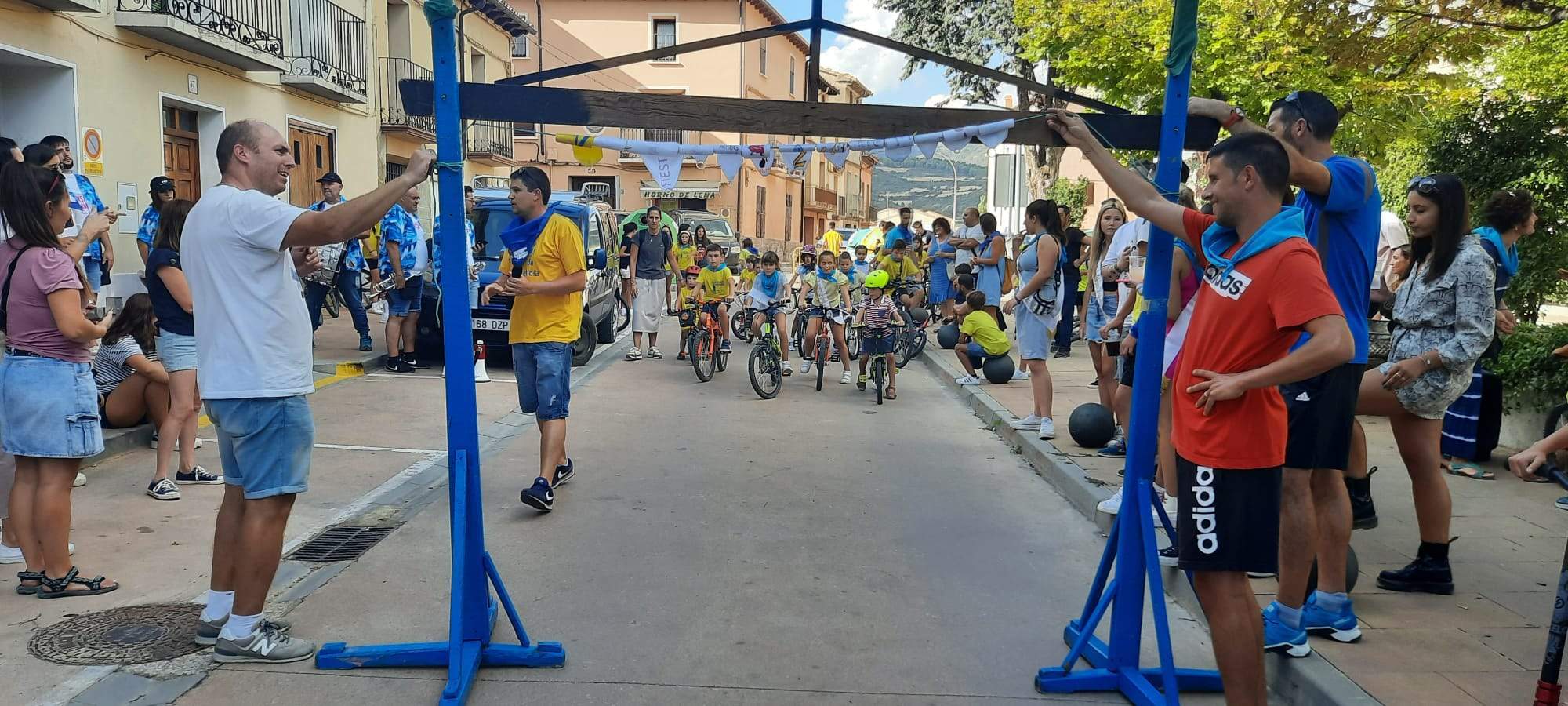 los más pequeños preparados. Foto Ayuntamiento de Ayerbe