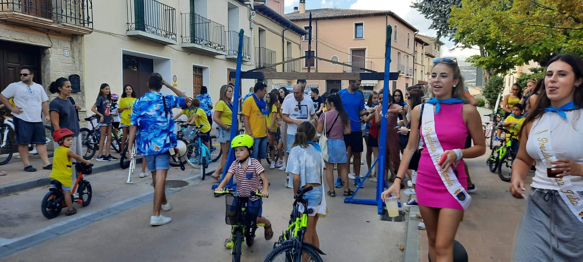 Los pequeños preparados para la carrera de cintas de Ayerbe. Foto Ayuntamiento de Ayerbe
