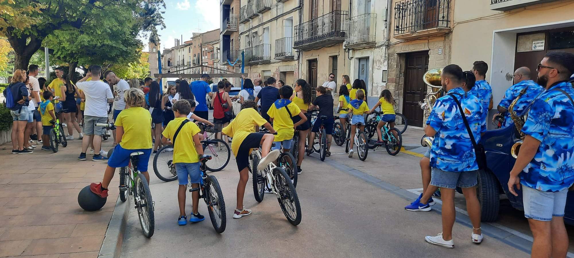 Los pequeños preparados para la carrera de cintas. Foto Ayuntamiento de Ayerbe