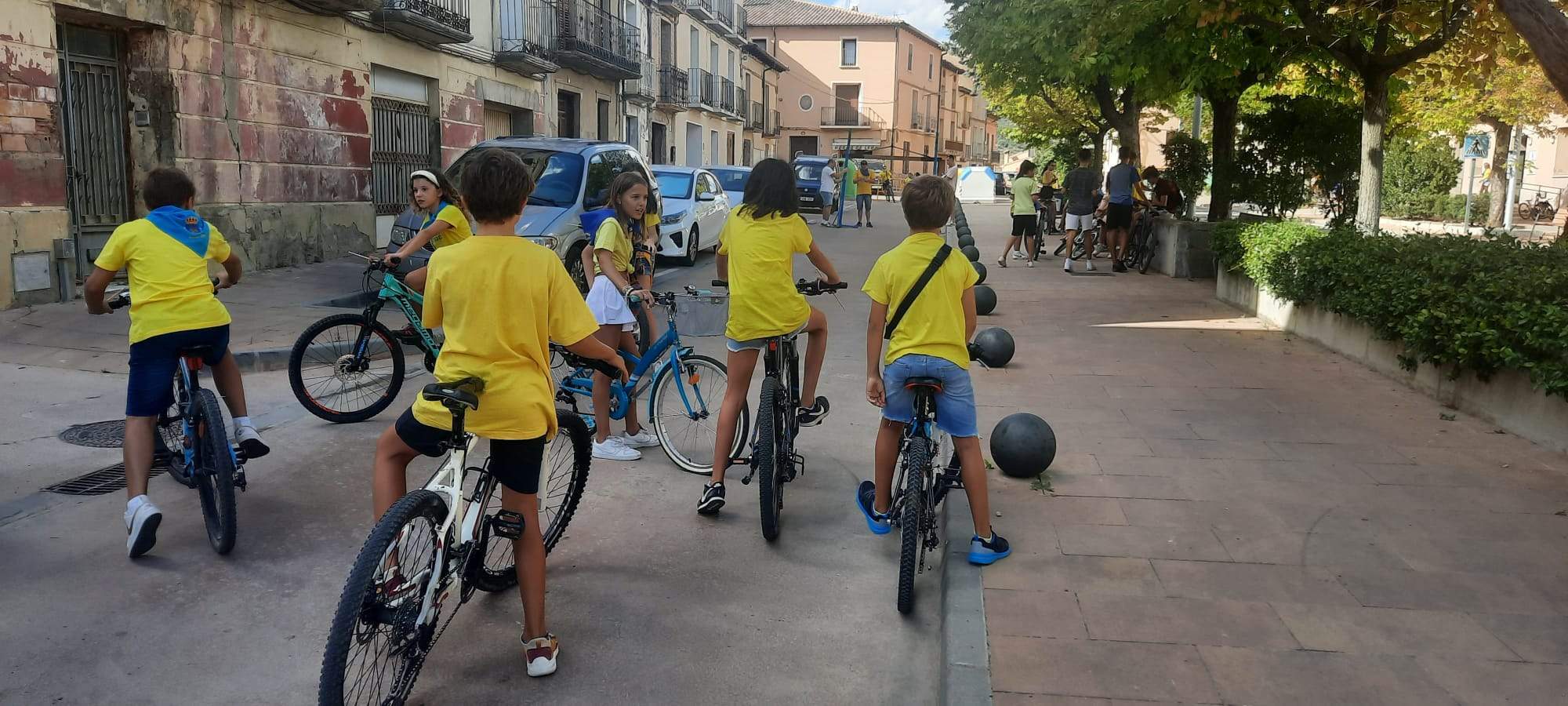 Los pequeños preparados para la carrera de cintas. Foto Ayuntamiento de Ayerbe