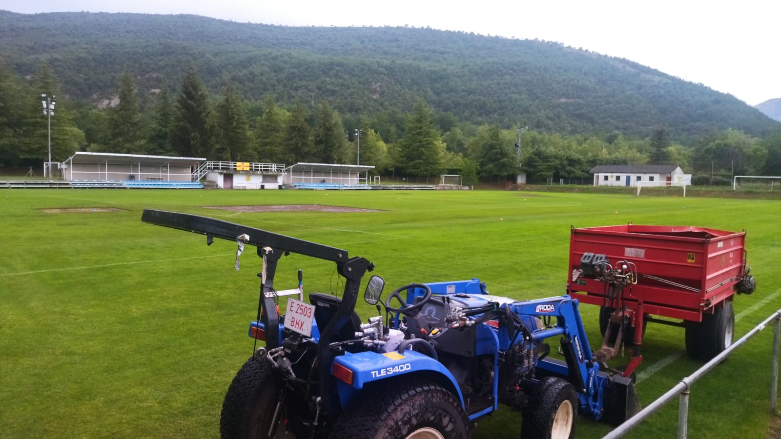 Trabajos en el campo de fútbol Villaboya de Boltaña.