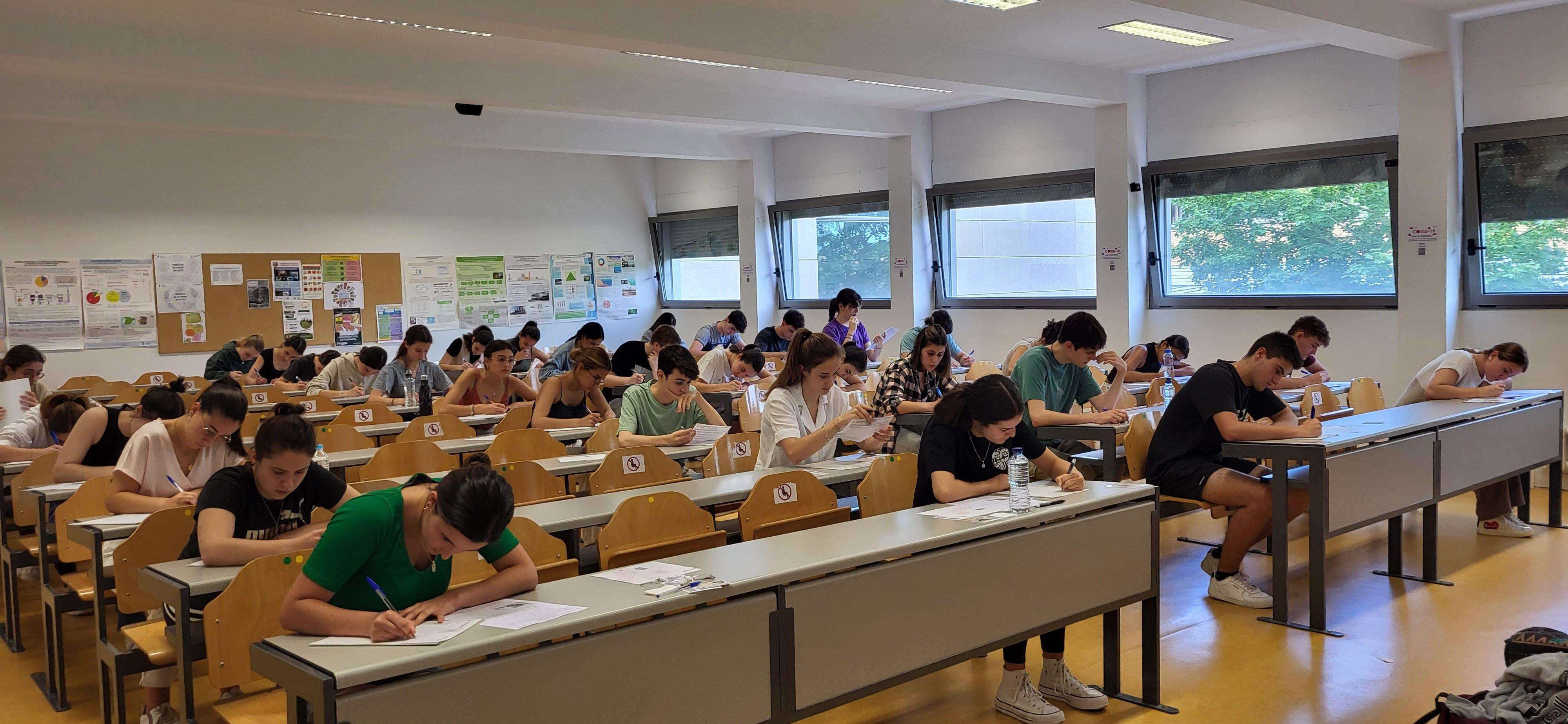 Estudiantes de la provincia en uno de los exámenes de la Evau, ahora PAU.