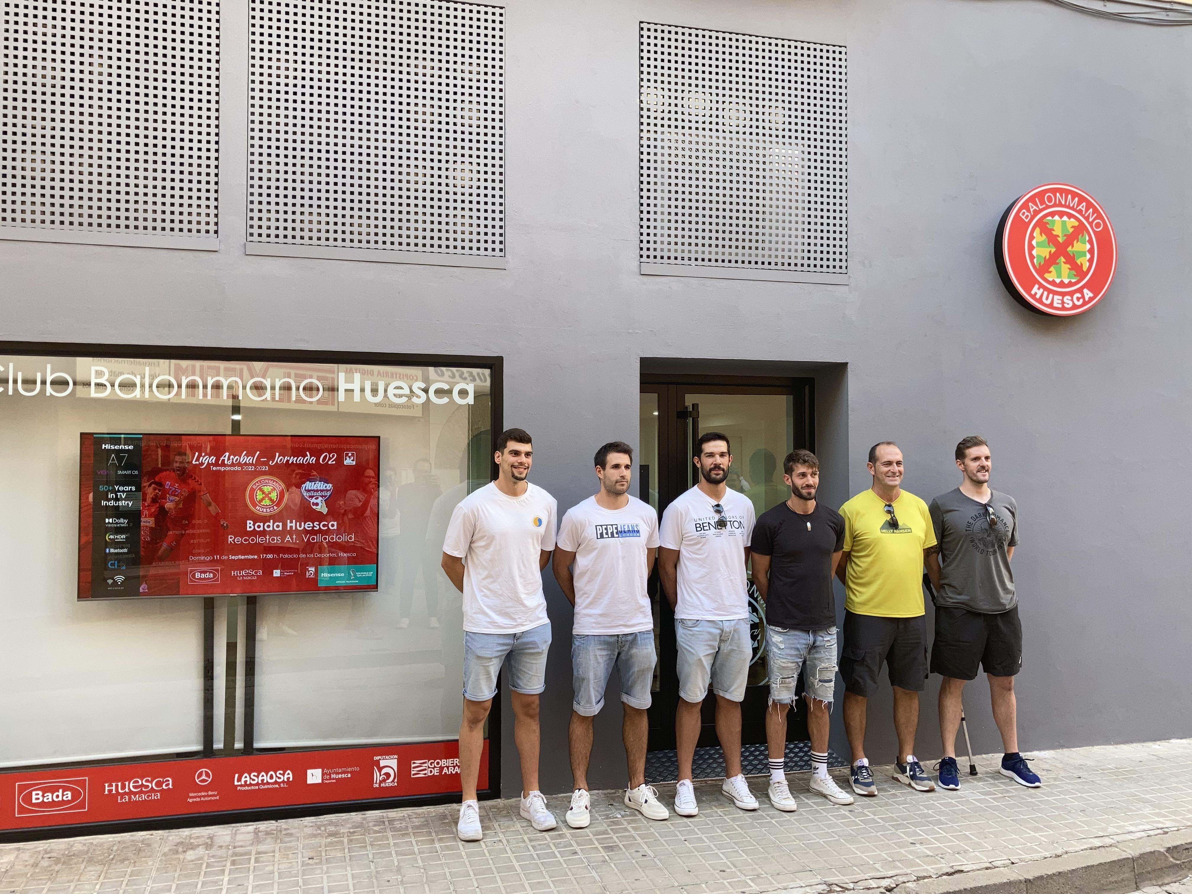Jugadores y técnico en la presentación de la nueva oficina. Foto: Adrián Mora