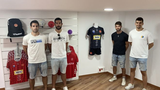 Jugadores en el interior de la oficina, donde hay habilitada una pequeña tienda. Jugadores en el interior de la oficina, donde hay habilitada una pequeña tienda.