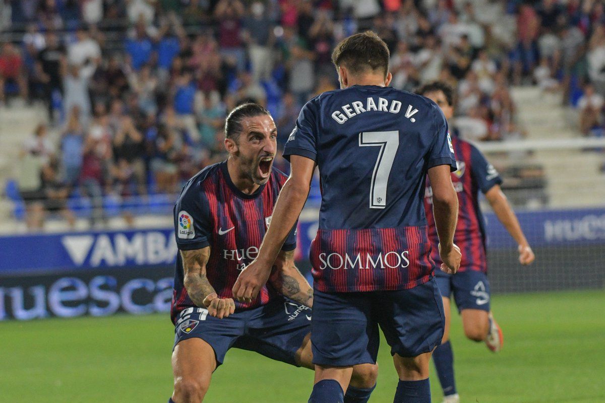 Marc Mateu y Valentín celebran un gol del Huesca de la pasada temporada. Foto: SDH