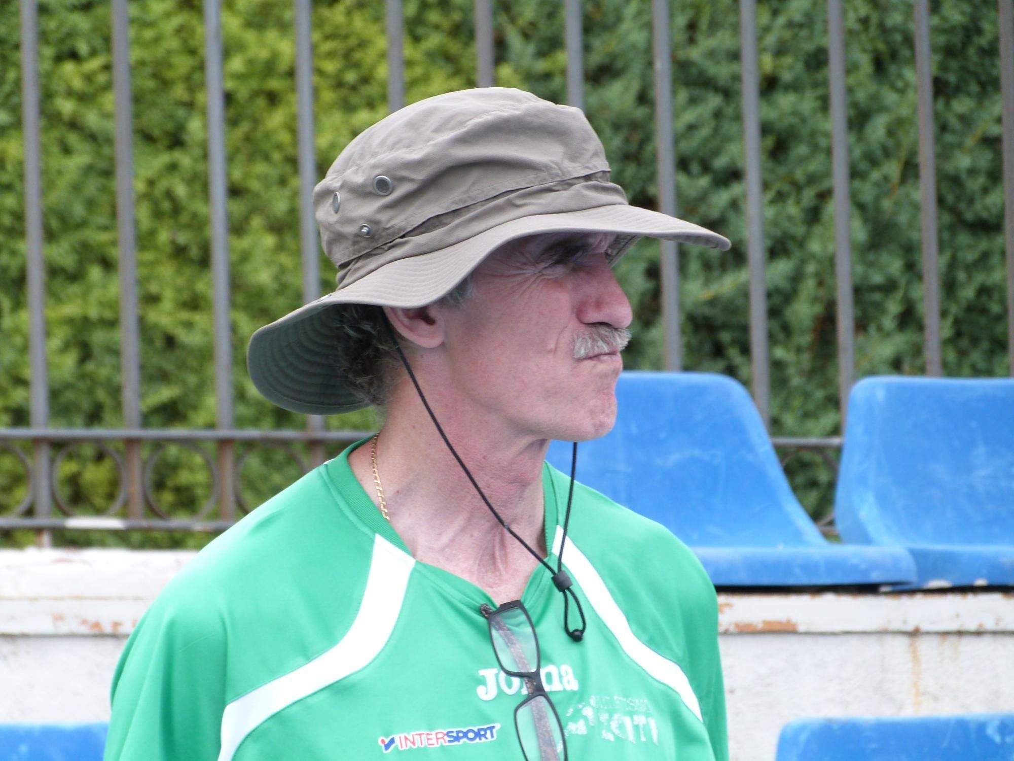 Javier Camaron en las pistas y con su típico gorro.