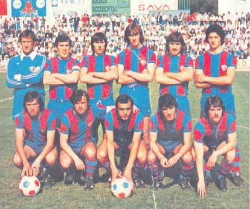 Camarón, cuarto por la iquierda de pie, en el Huesca de la temporada 76-77