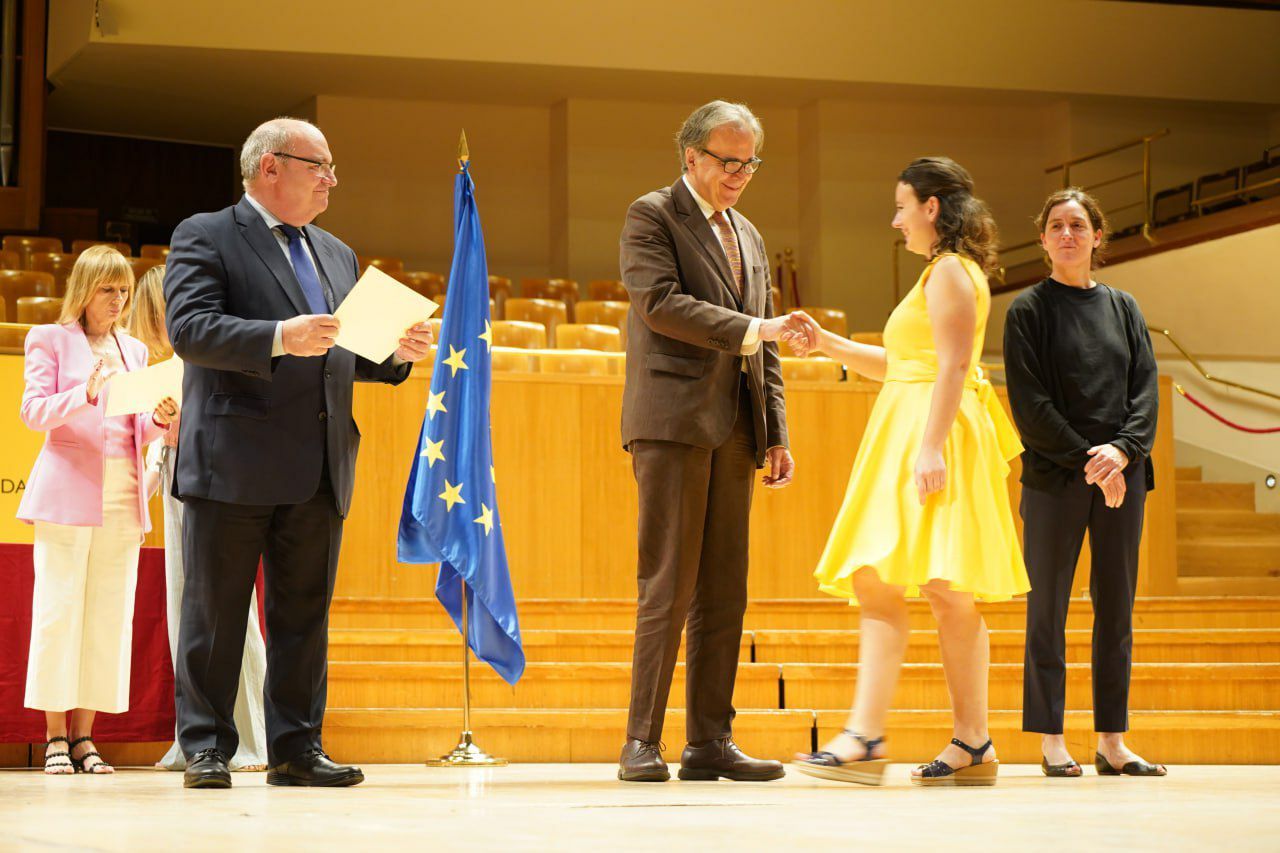 Raquel Lozano, Premio Nacional de fin de carrera. 